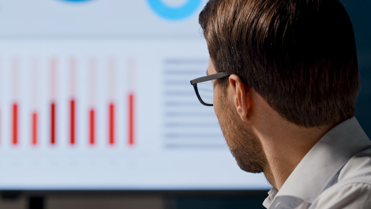 Analista revisando datos de prediccion de futbol